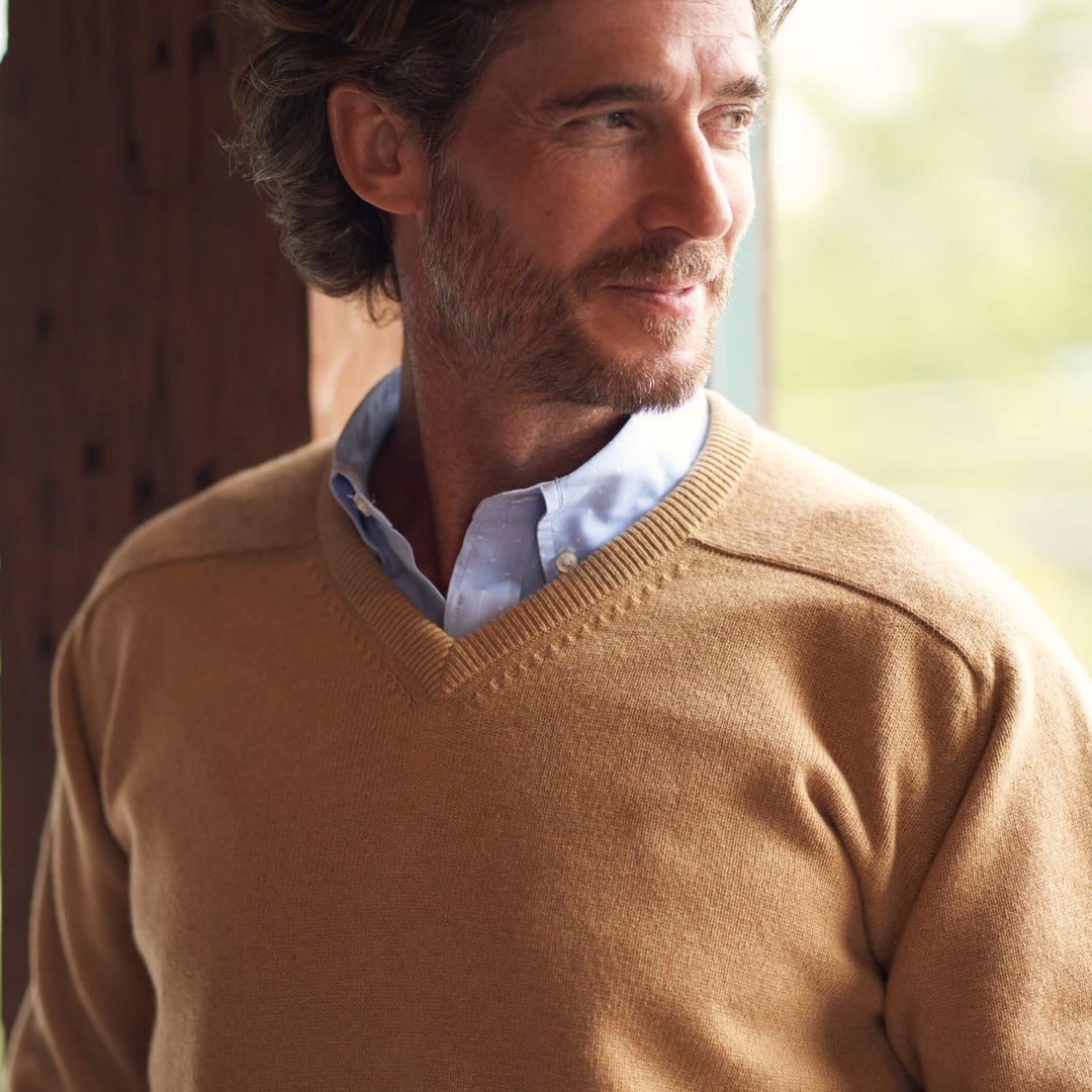 Billie Todd Four-Ply Cashmere V-Neck Made in Scotland #color_brown-sugar