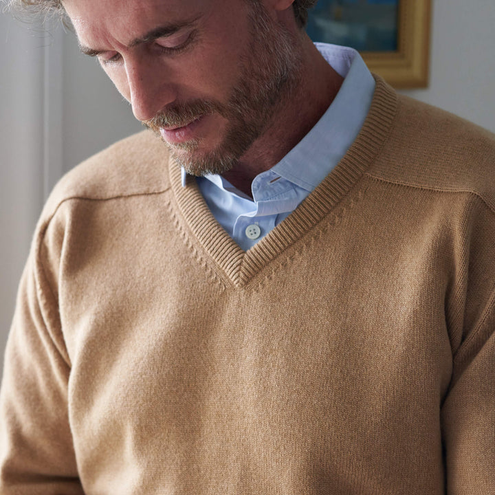 Billie Todd Four-Ply Cashmere V-Neck Made in Scotland #color_brown-sugar