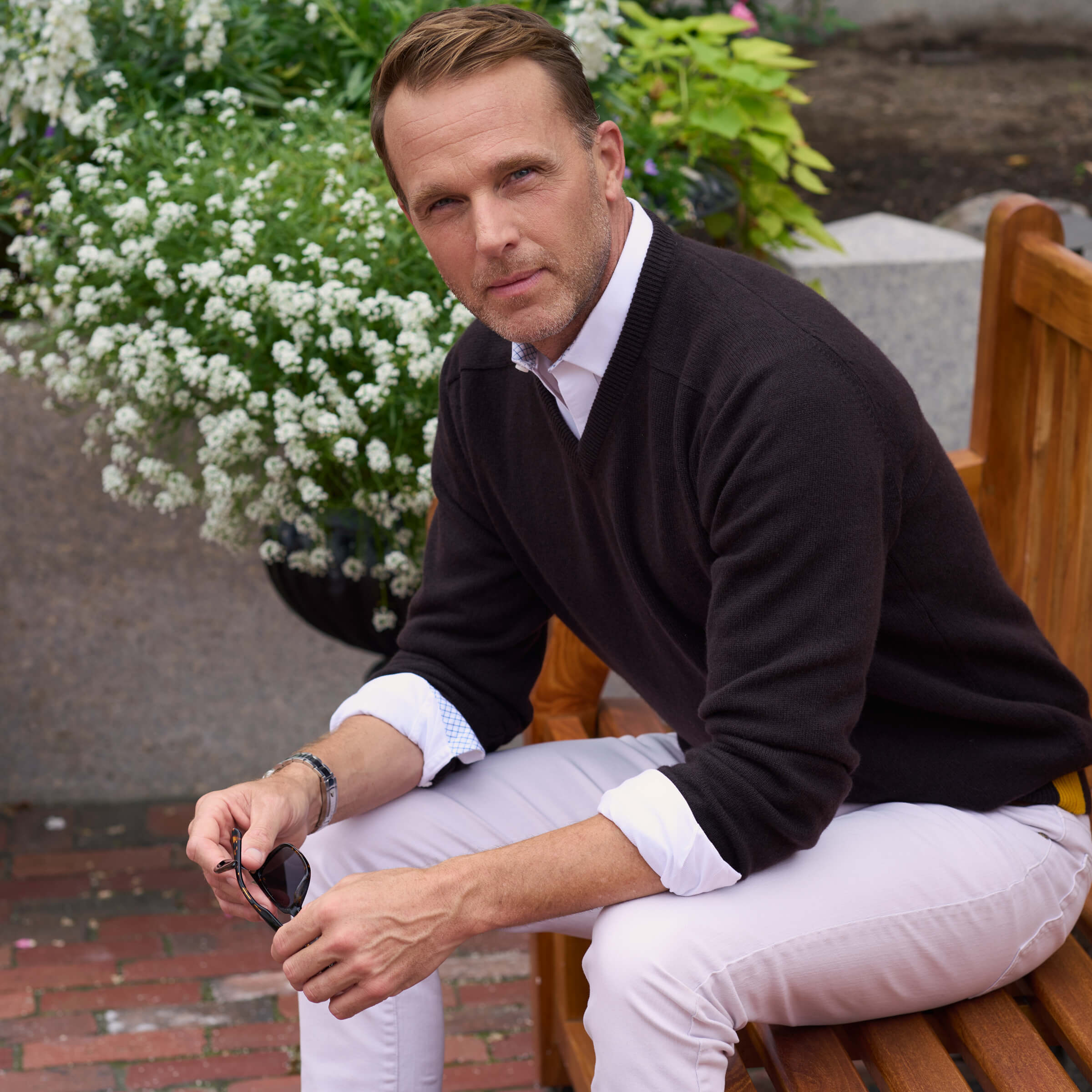 Billie Todd Four-Ply Cashmere V-Neck Made in Scotland #color_dark-brown