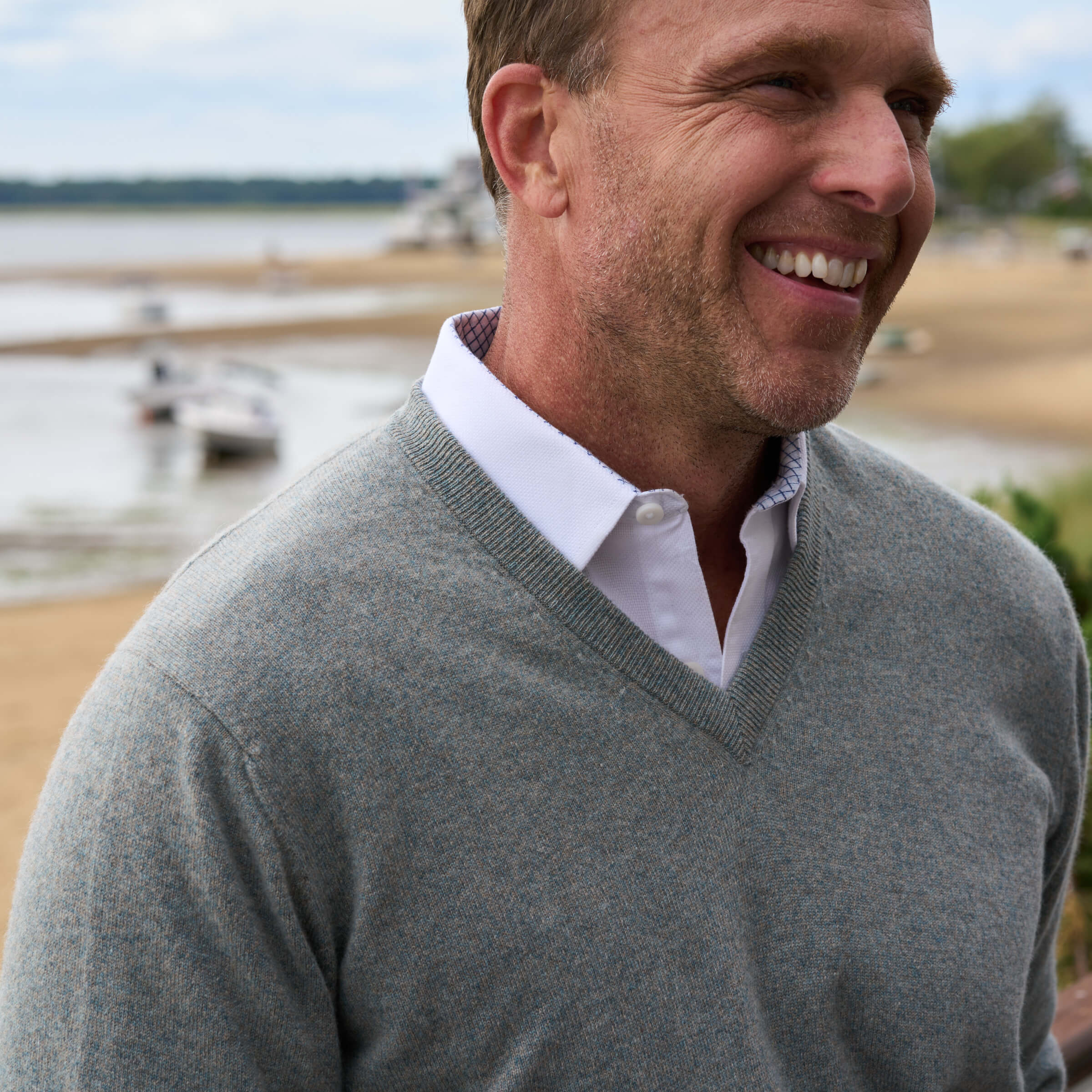 Billie Todd Two Ply Cashmere V-Neck Made in Scotland #color_marsh