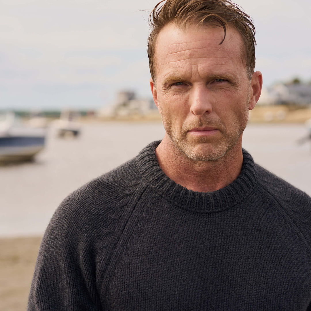 Ewan Scottish Cashmere Sweater in Peat Neck