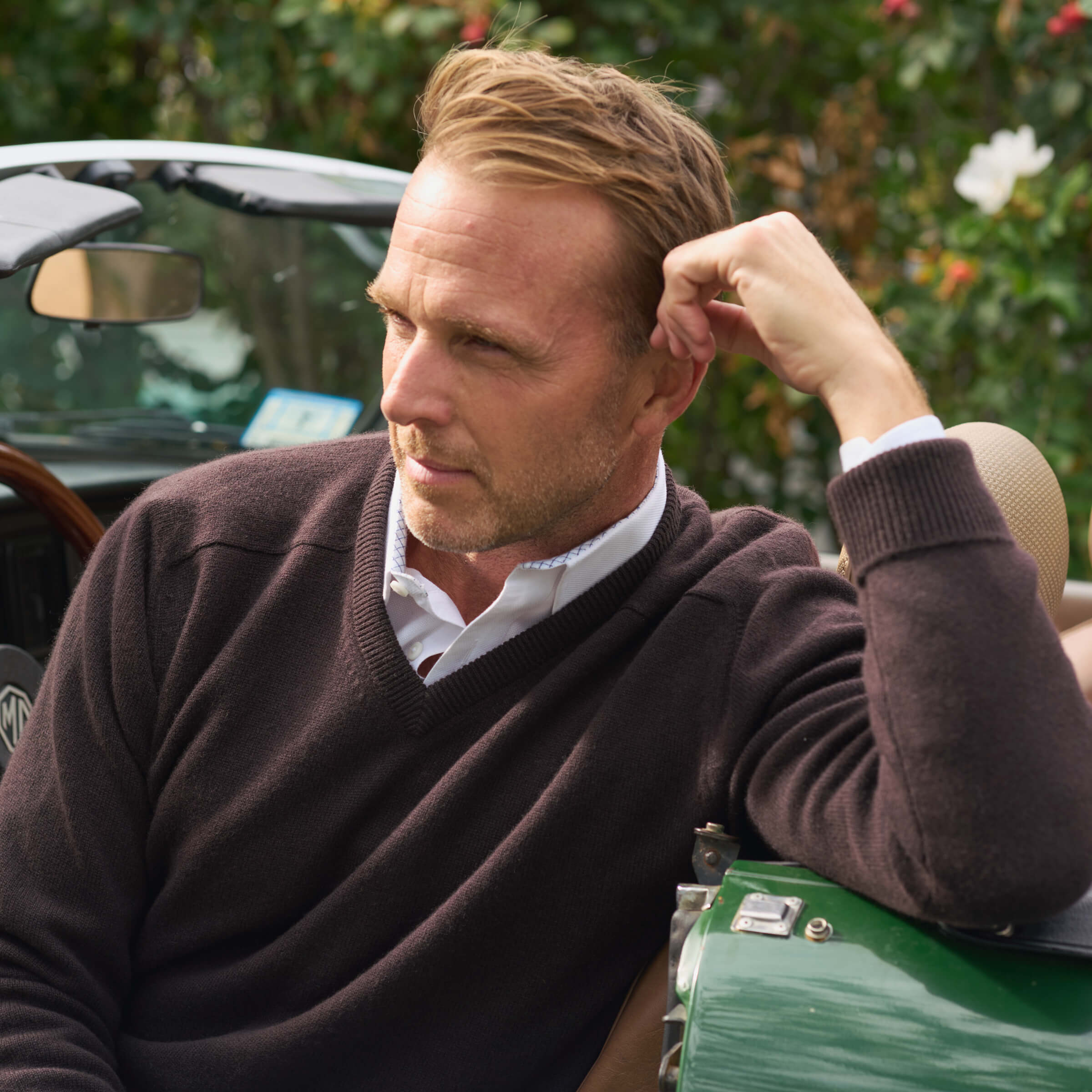 Billie Todd Four-Ply Cashmere V-Neck Made in Scotland #color_dark-brown