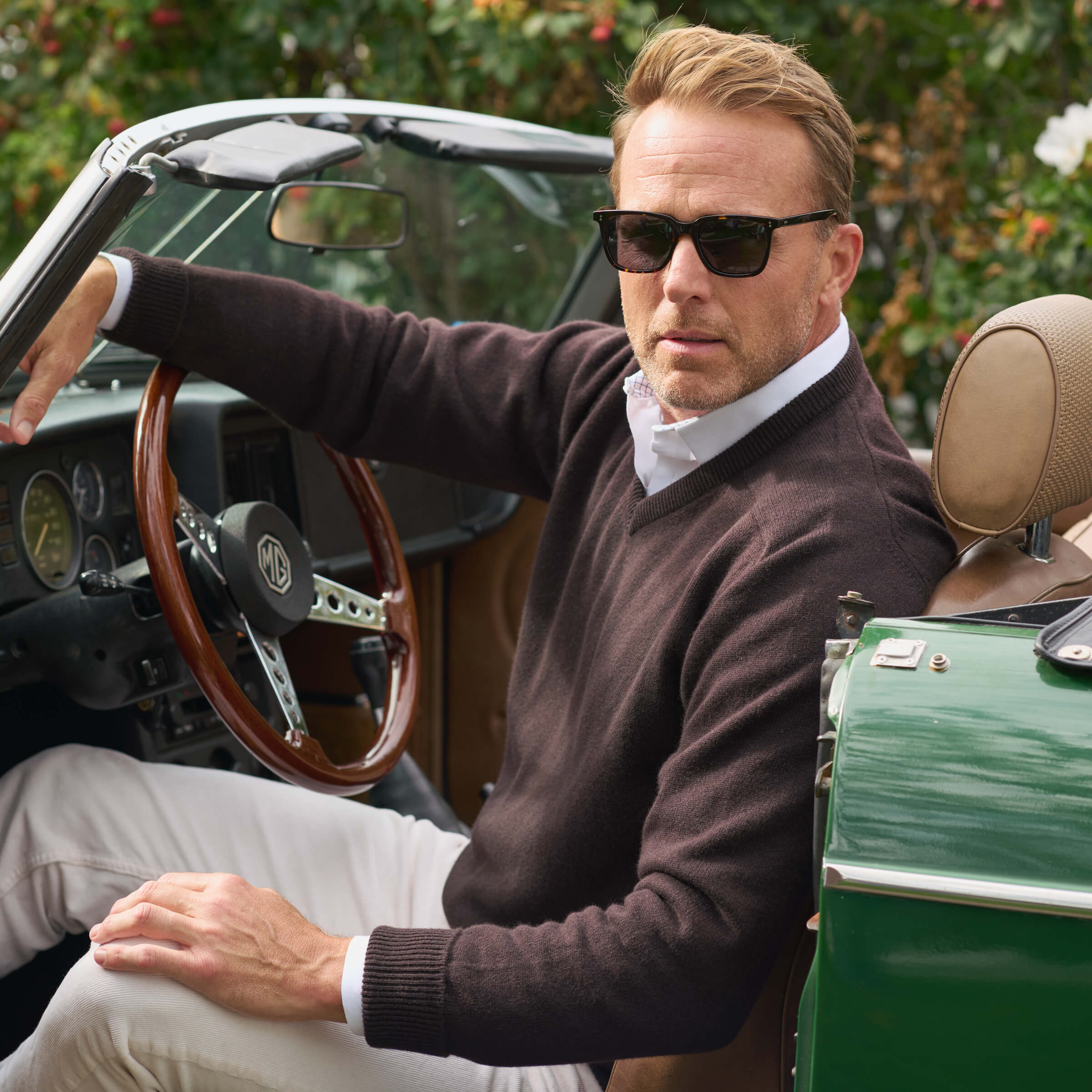 Billie Todd Four-Ply Cashmere V-Neck Made in Scotland #color_dark-brown