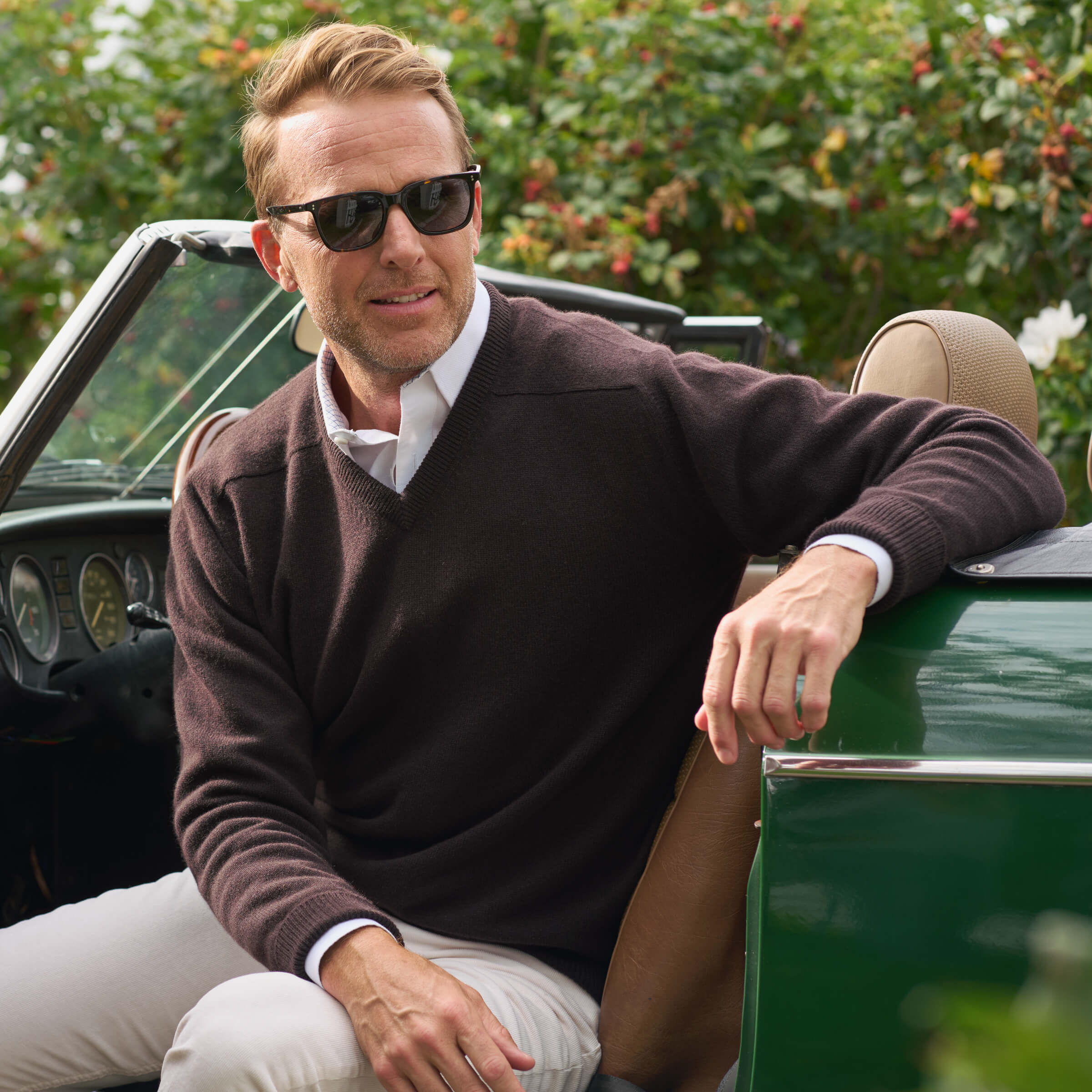 Billie Todd Four-Ply Cashmere V-Neck Made in Scotland #color_dark-brown