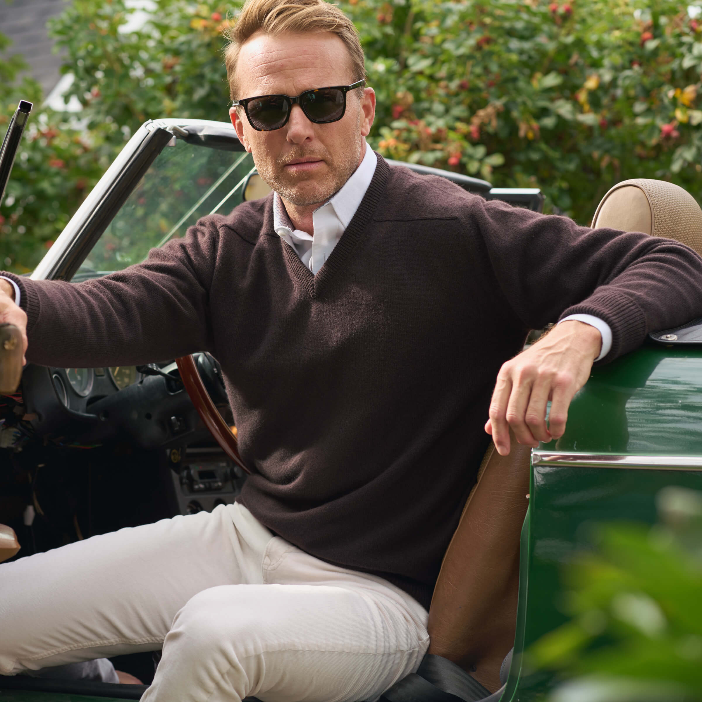 Billie Todd Four-Ply Cashmere V-Neck Made in Scotland #color_dark-brown