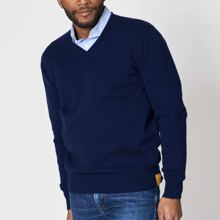 Billie Todd Two Ply Cashmere V-Neck Made in Scotland #color_navy