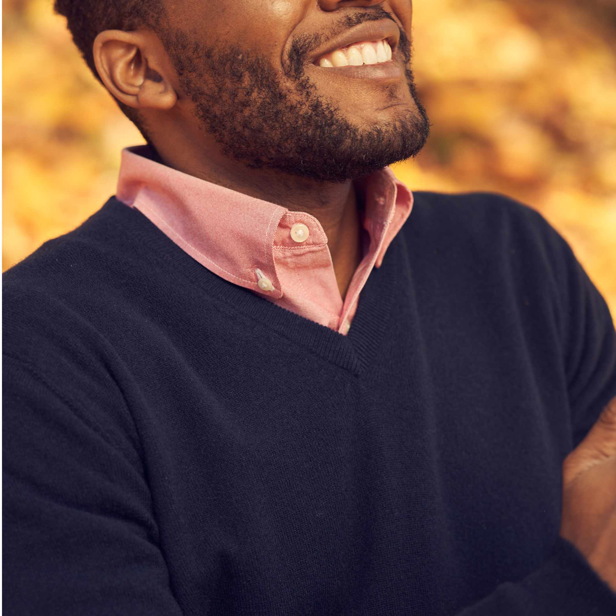 Billie Todd Two Ply Cashmere V-Neck Made in Scotland #color_navy