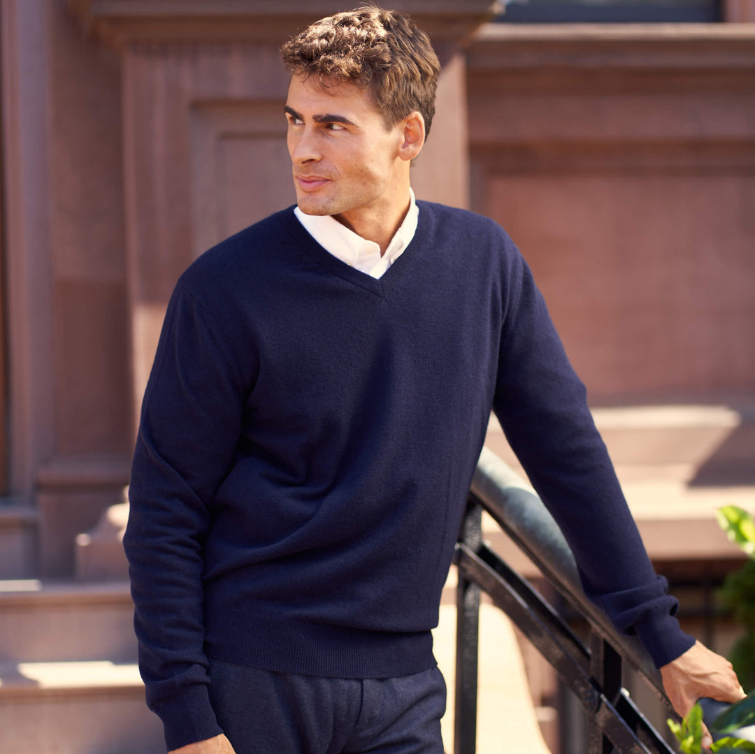 Billie Todd Two Ply Cashmere V-Neck Made in Scotland #color_navy