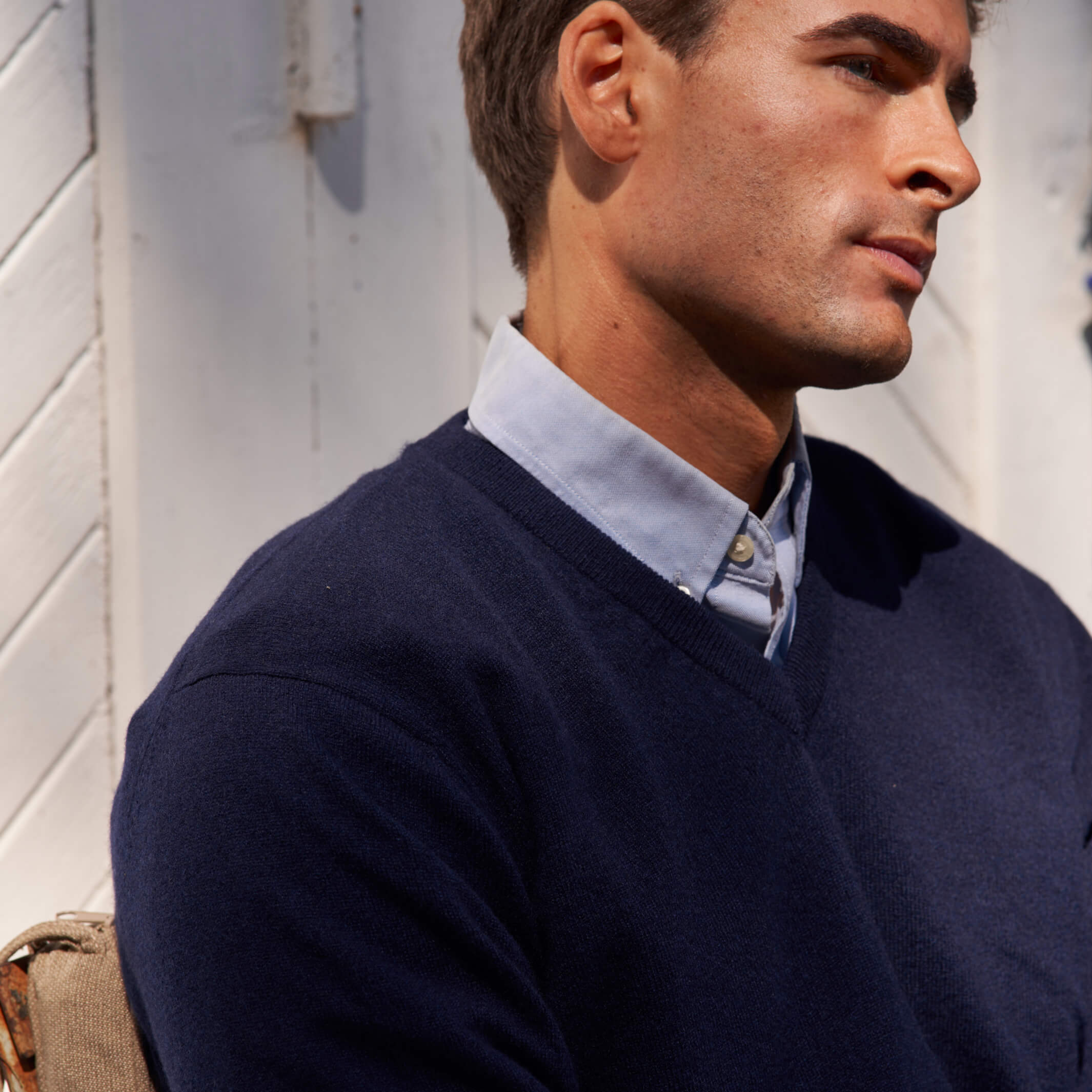 Billie Todd Two Ply Cashmere V-Neck Made in Scotland #color_navy